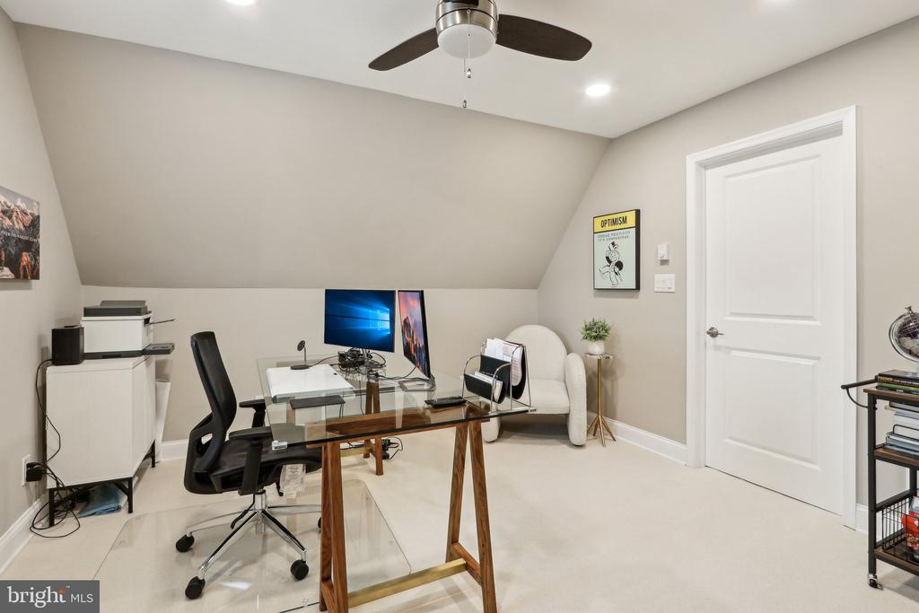 31 Dickinson Ln