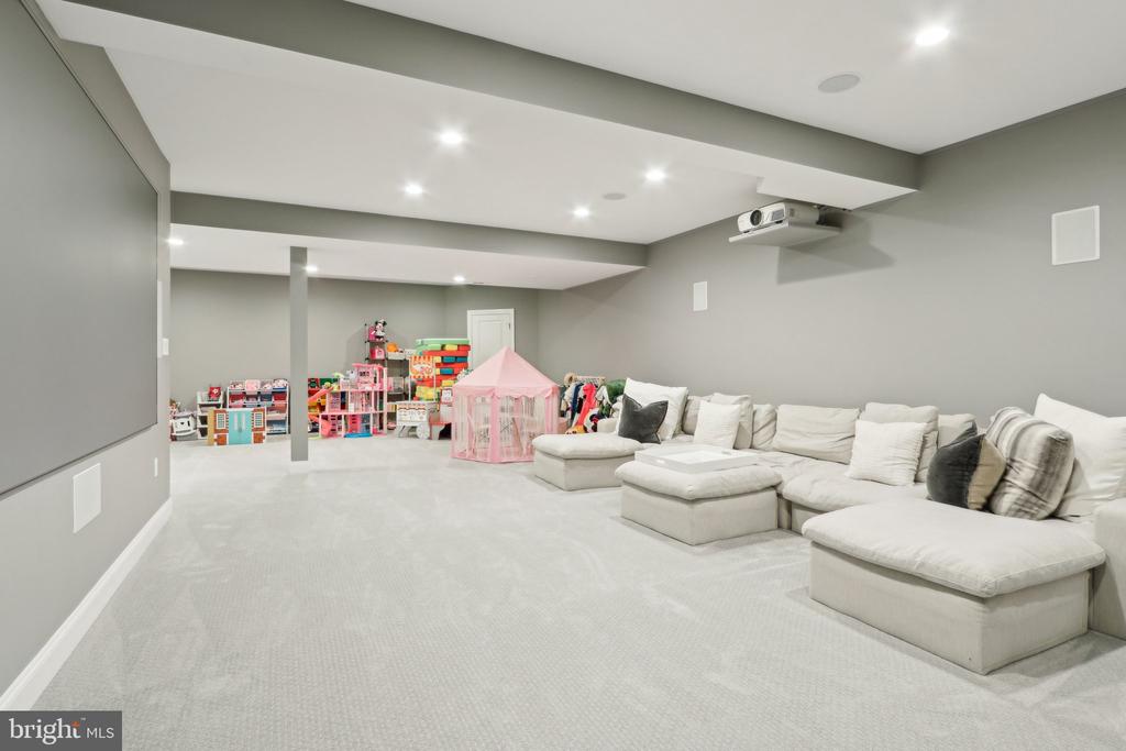 31 Dickinson Ln