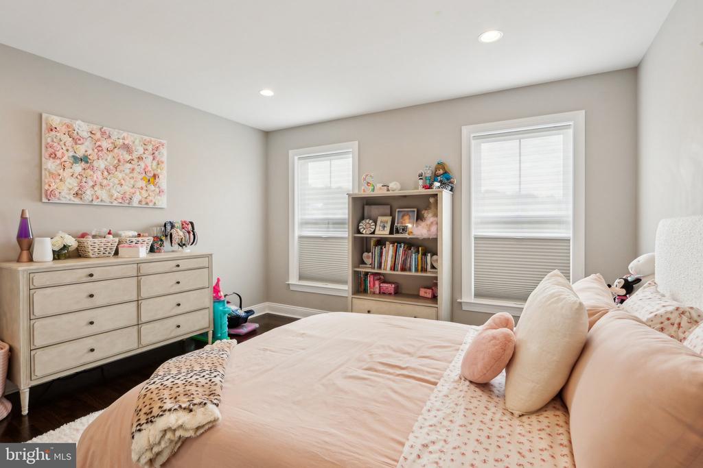31 Dickinson Ln