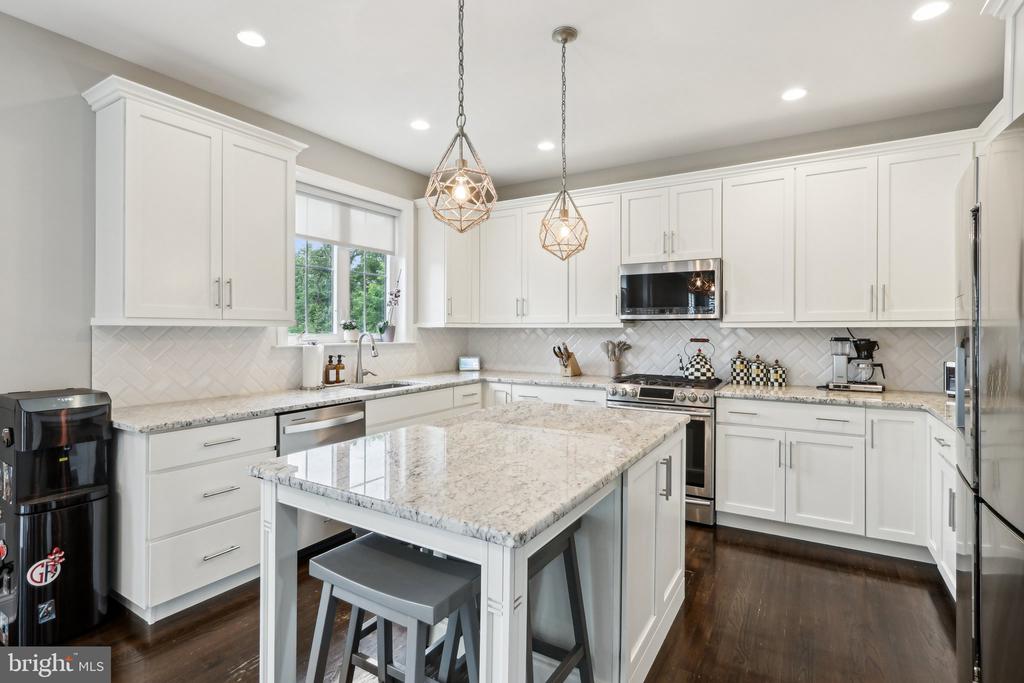 31 Dickinson Ln