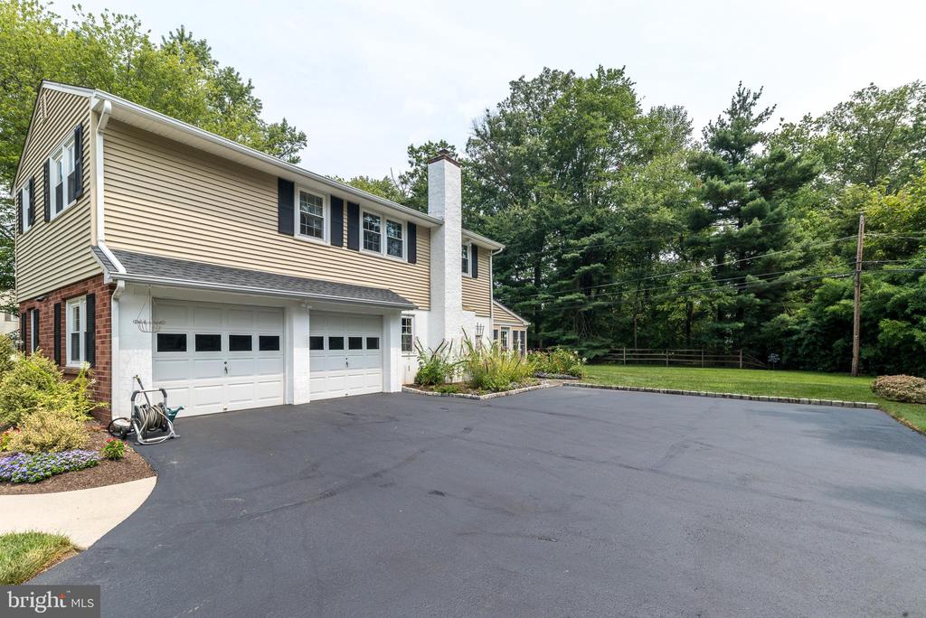 884 Parkwood Rd