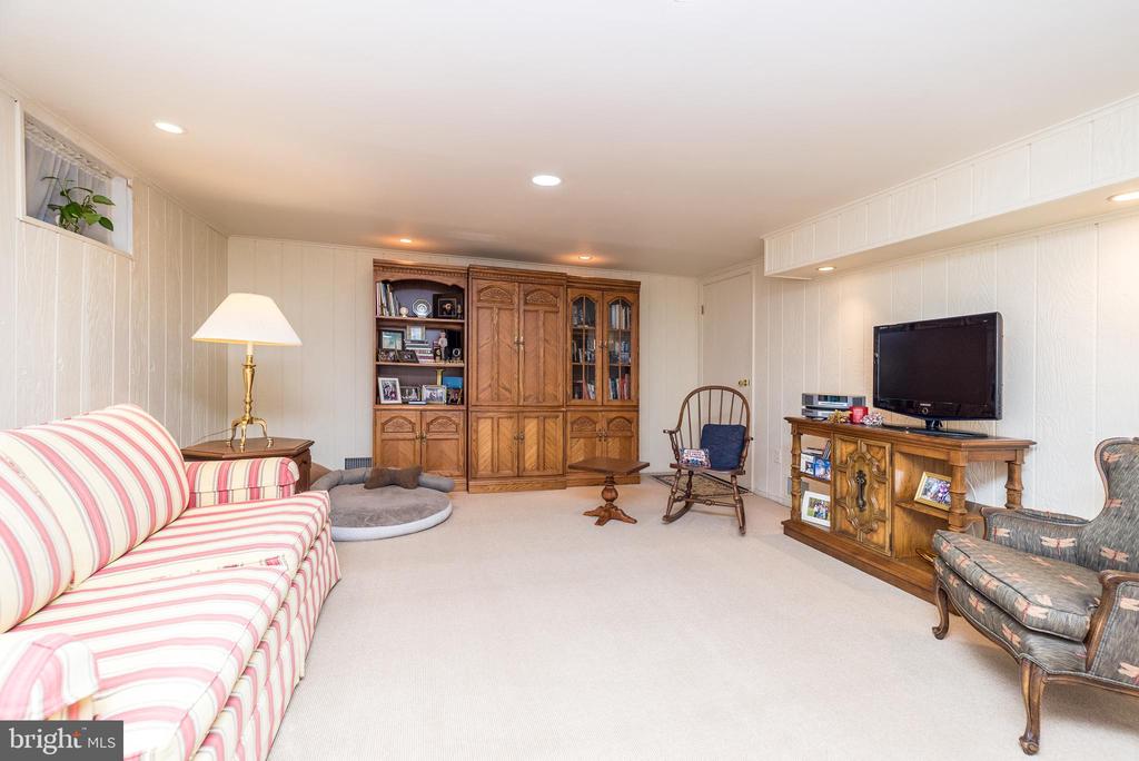 225 Nevin Ln