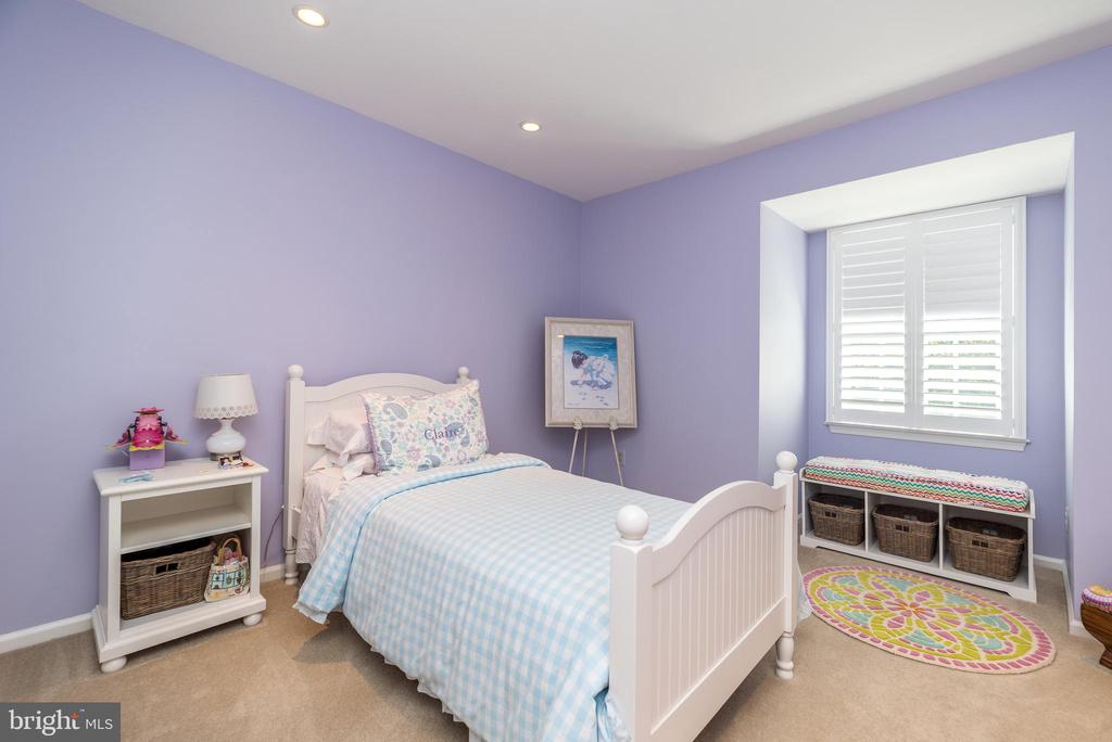 225 Nevin Ln