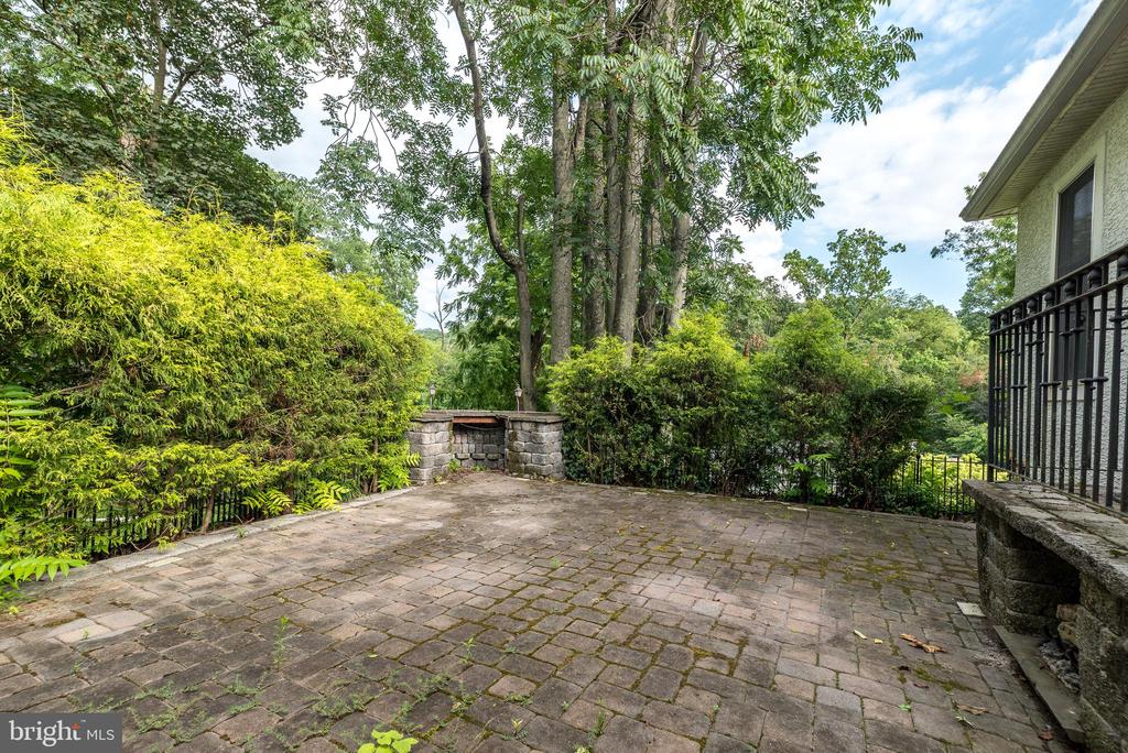 1001 JONES RD