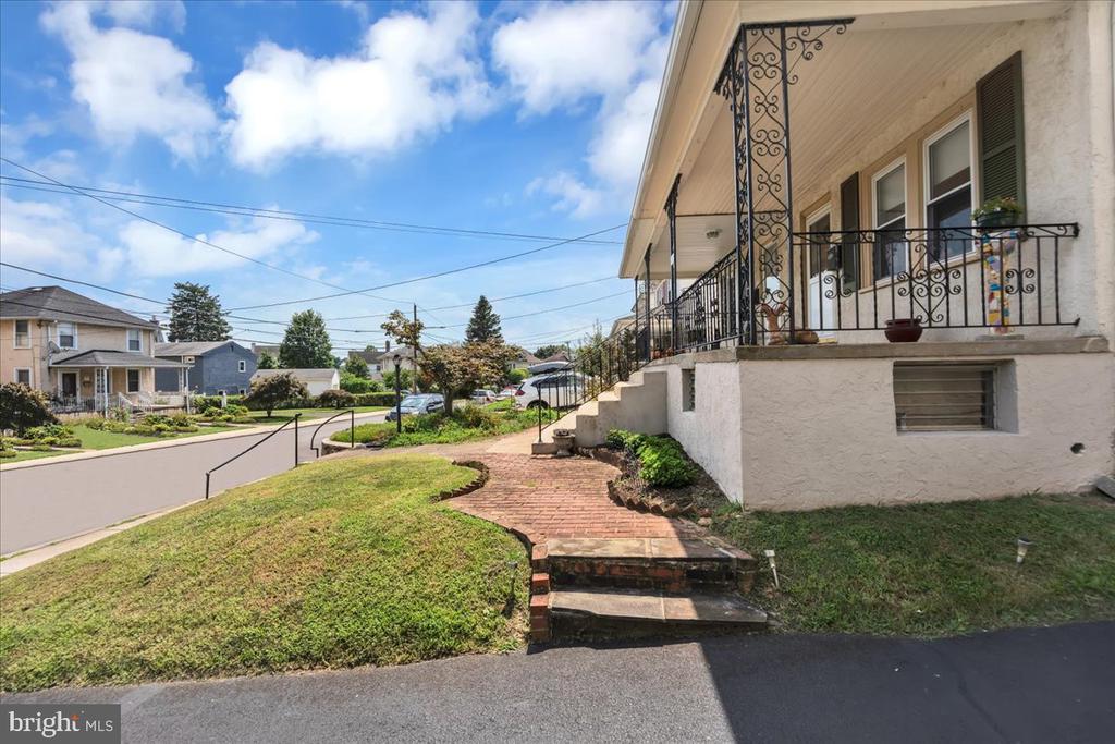 123 Greenwood Ave