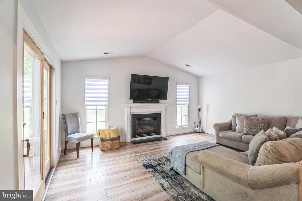 112 Bedford Ln