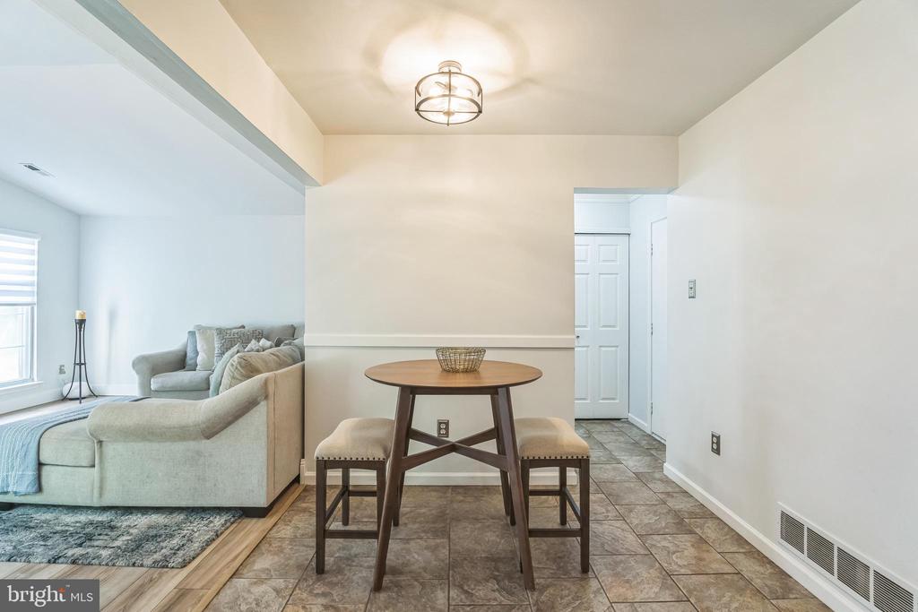 112 Bedford Ln