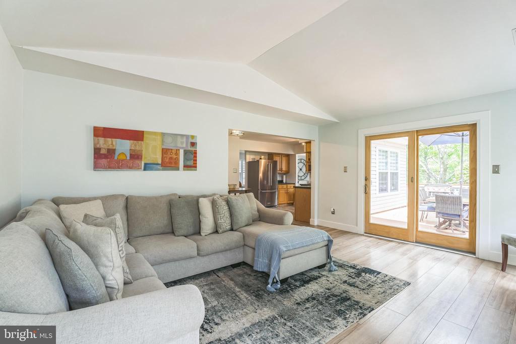 112 Bedford Ln