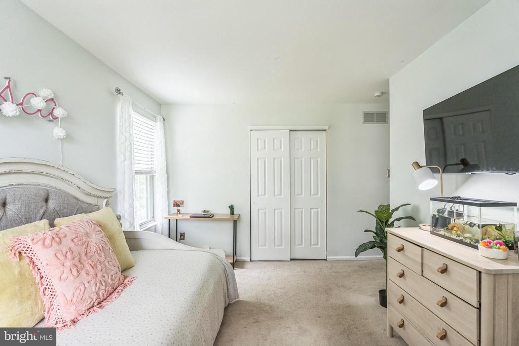 112 Bedford Ln