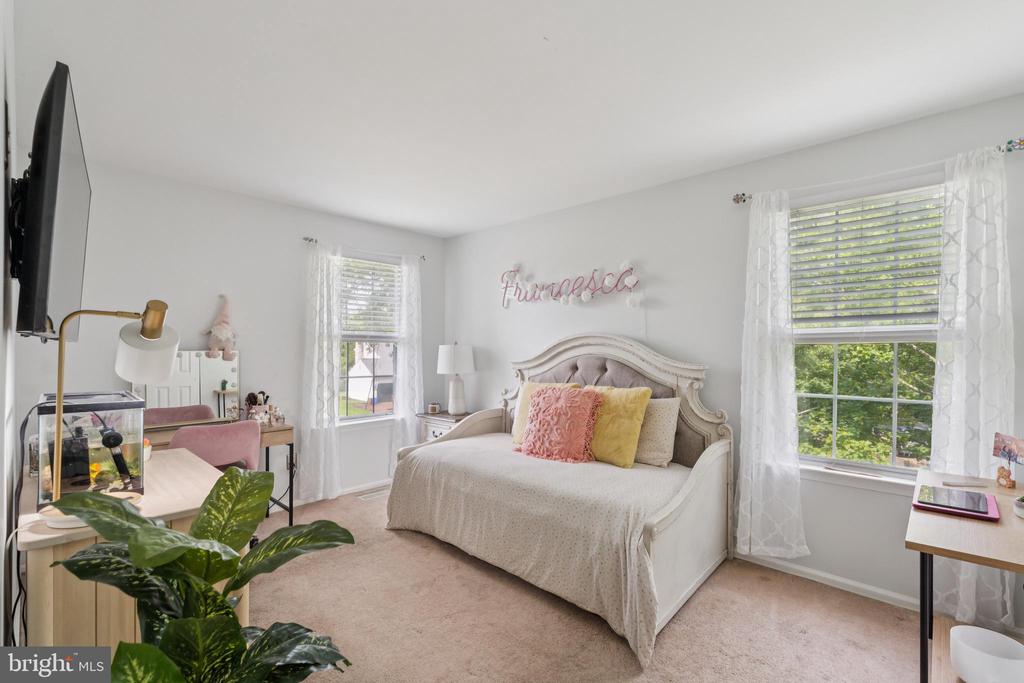 112 Bedford Ln