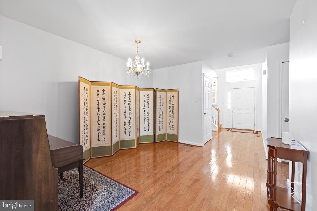 592 BLACKMOOR COURT