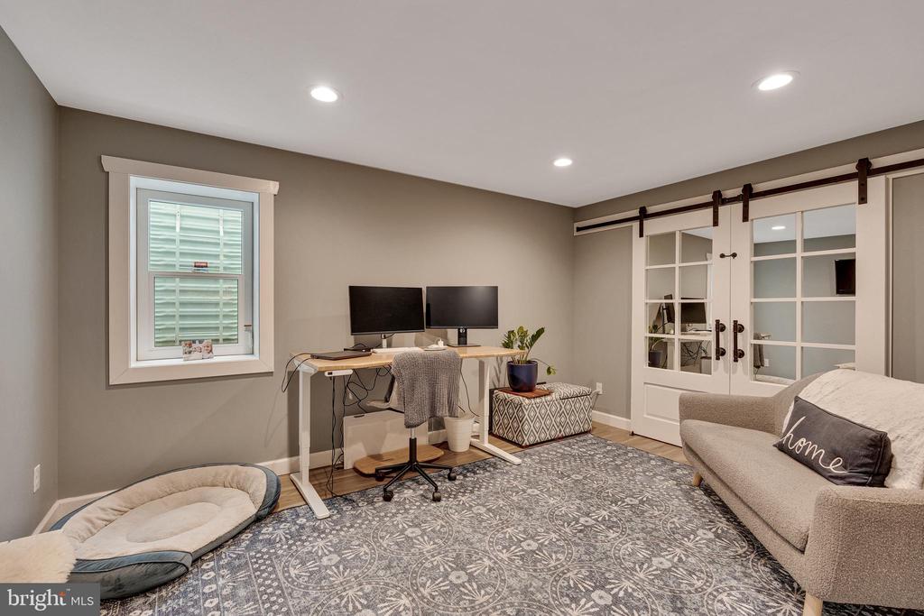 512 LAMPLIGHTER WAY