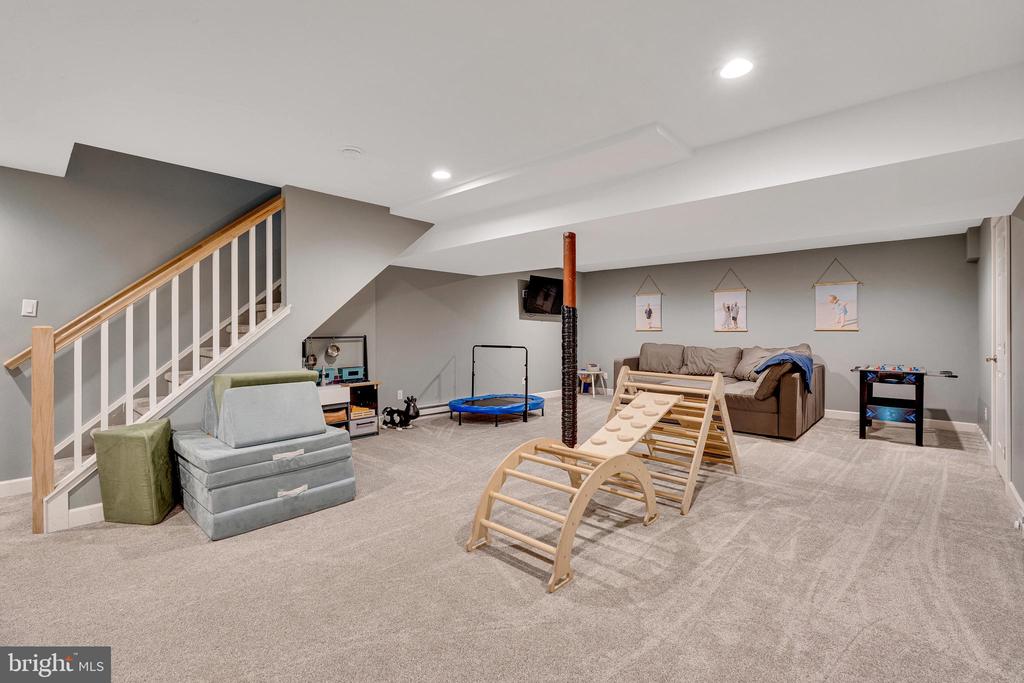 512 LAMPLIGHTER WAY