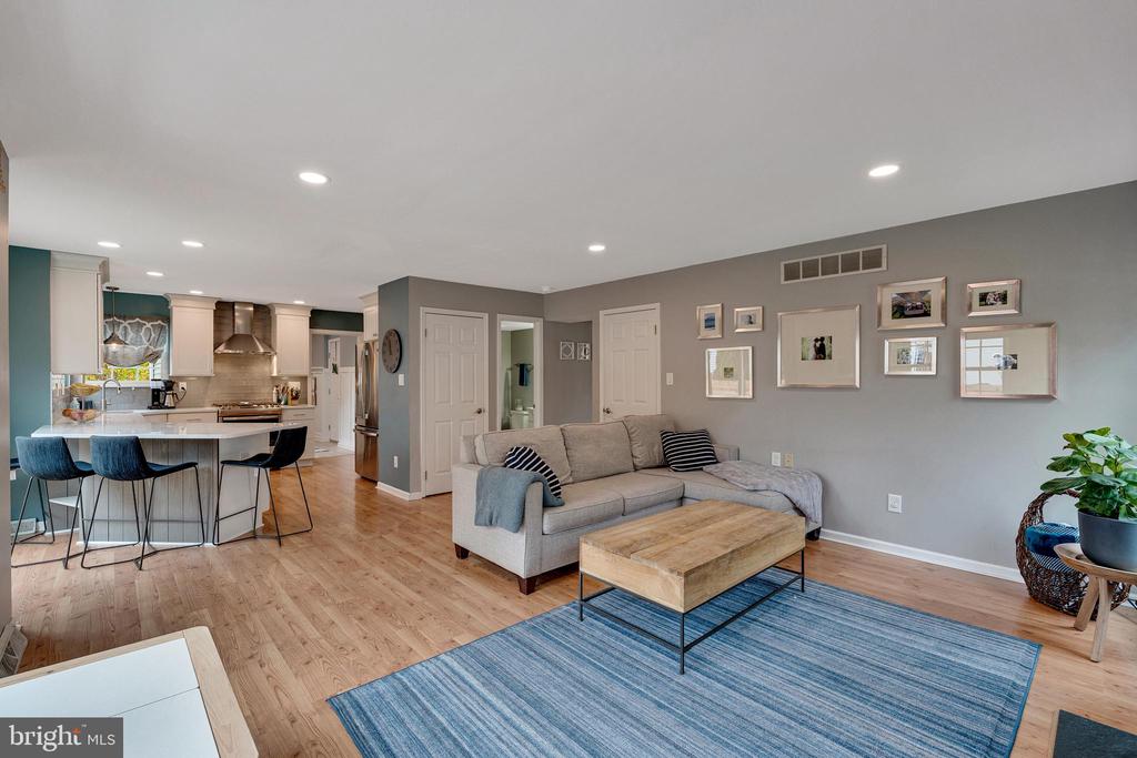 512 LAMPLIGHTER WAY
