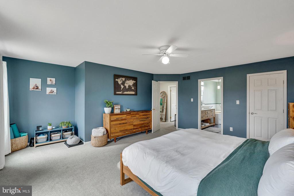 512 LAMPLIGHTER WAY