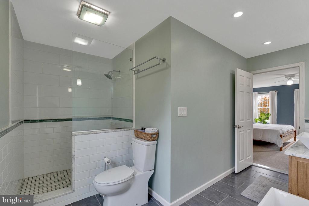 512 LAMPLIGHTER WAY