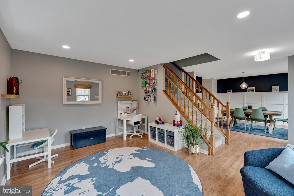 512 LAMPLIGHTER WAY
