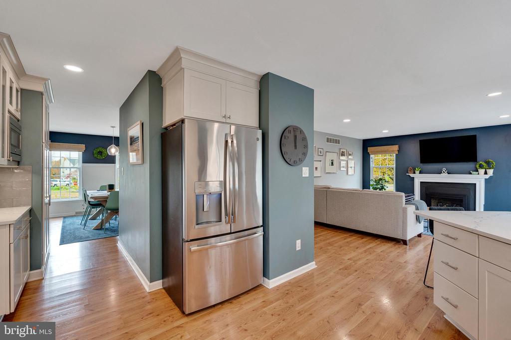 512 LAMPLIGHTER WAY