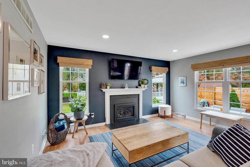 512 LAMPLIGHTER WAY