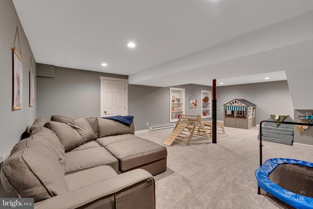 512 LAMPLIGHTER WAY