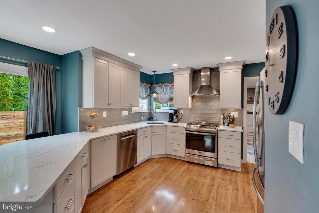 512 LAMPLIGHTER WAY