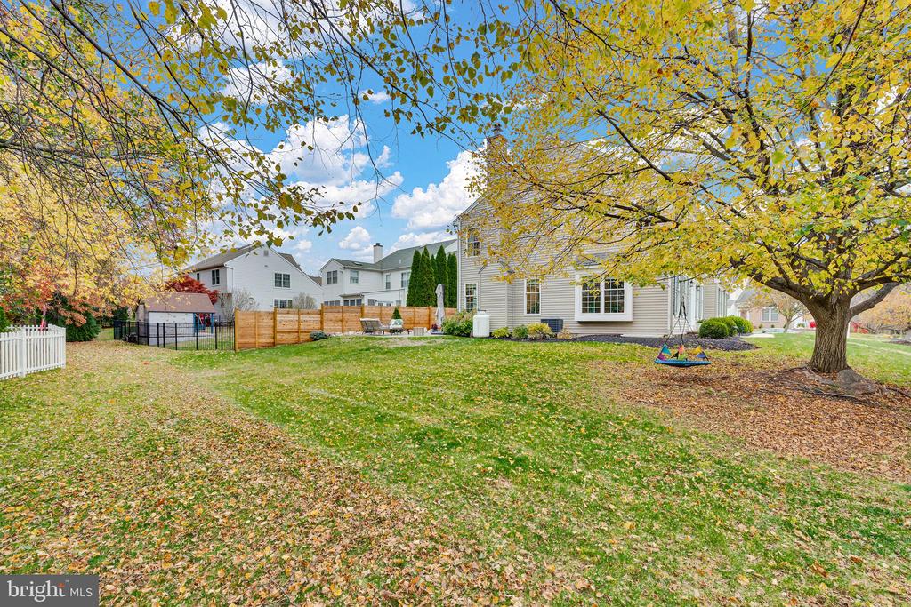512 LAMPLIGHTER WAY