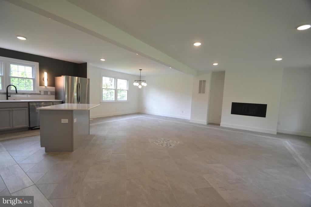 1436 E LAMPLIGHTER LANE