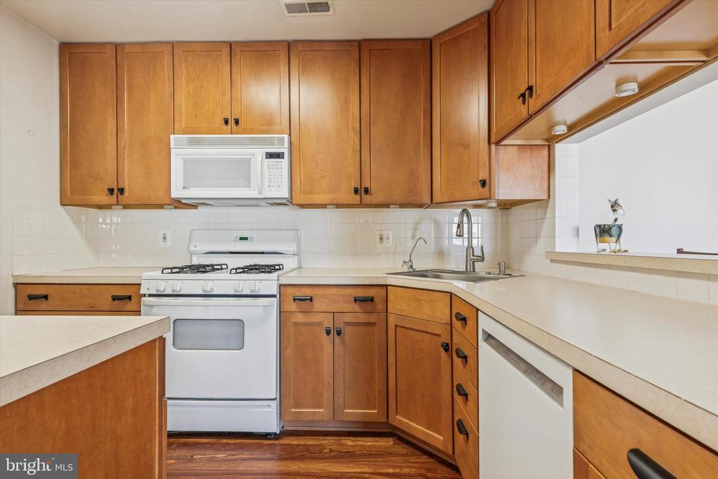 1712 MORRIS COURT