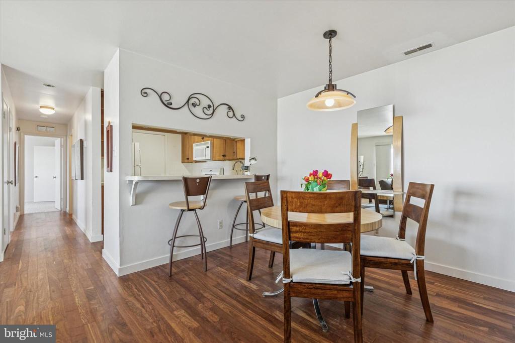 1712 MORRIS COURT
