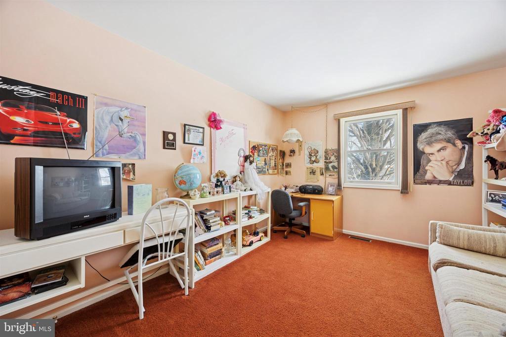 1733 BRITTANY DRIVE