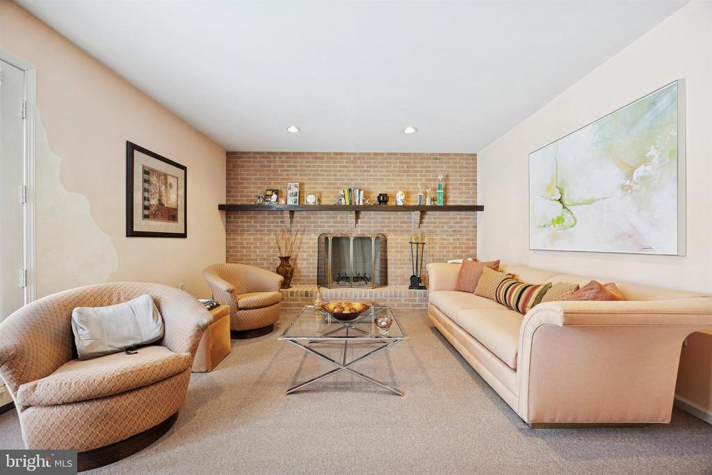 1733 BRITTANY DRIVE
