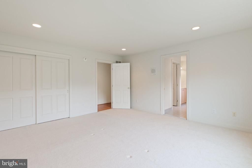2205 JEFFERSON LANE