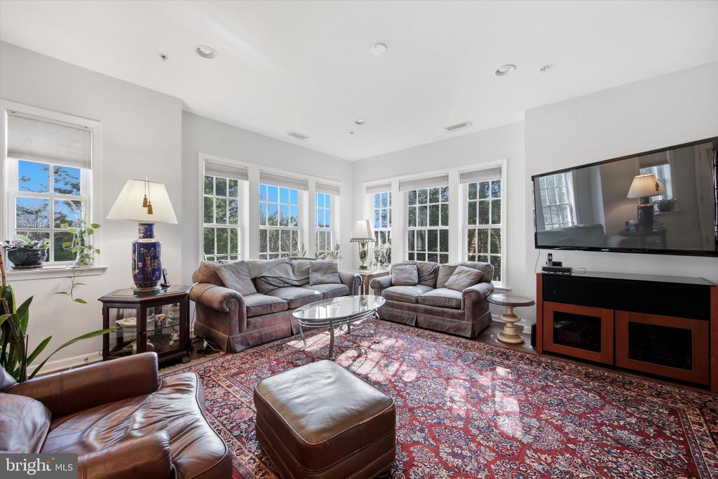 6101 LILAC COURT