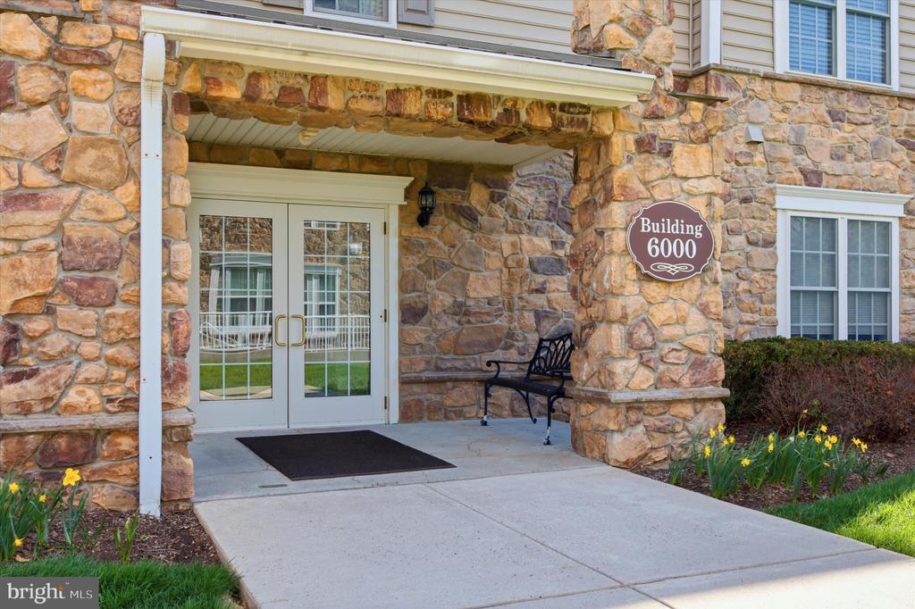 6101 LILAC COURT