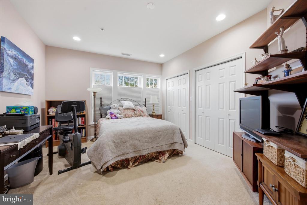 6101 LILAC COURT