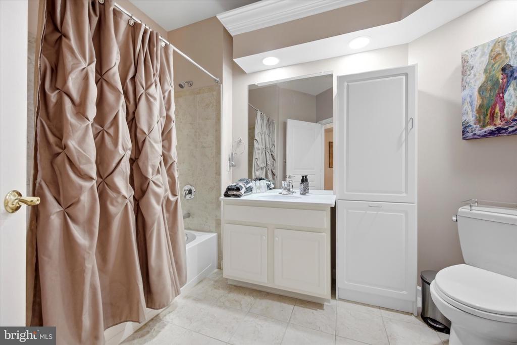 6101 LILAC COURT