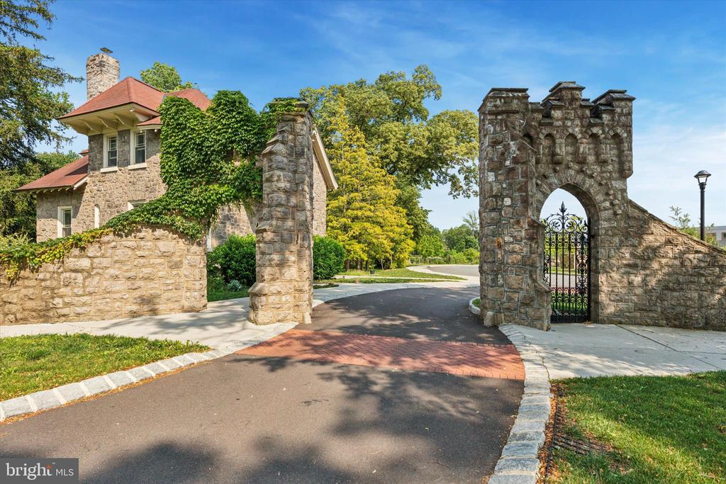 821 GREENWICH DRIVE