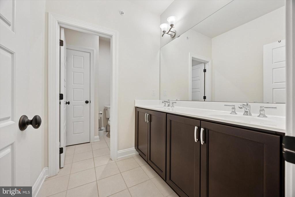 821 GREENWICH DRIVE