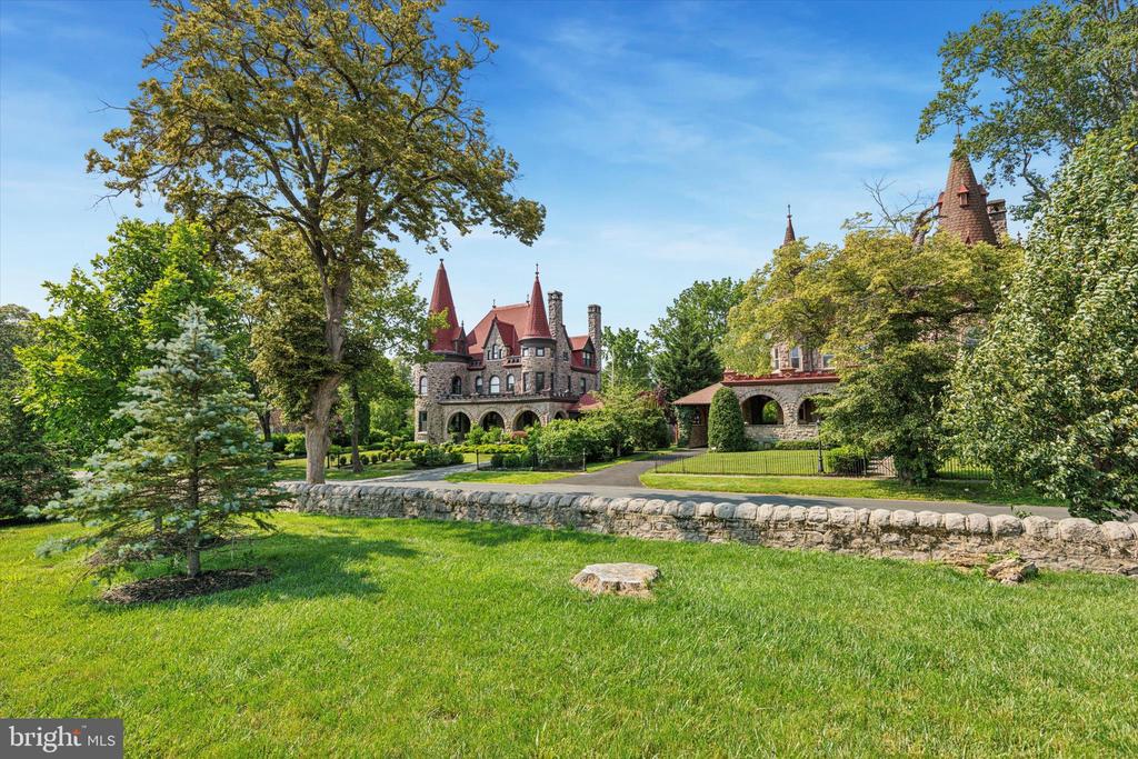 821 GREENWICH DRIVE