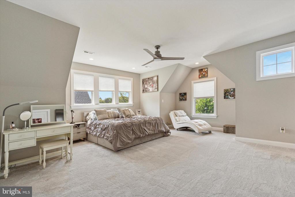 821 GREENWICH DRIVE