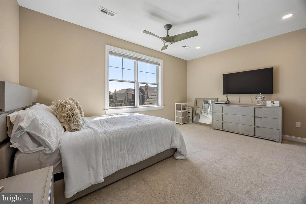 821 GREENWICH DRIVE