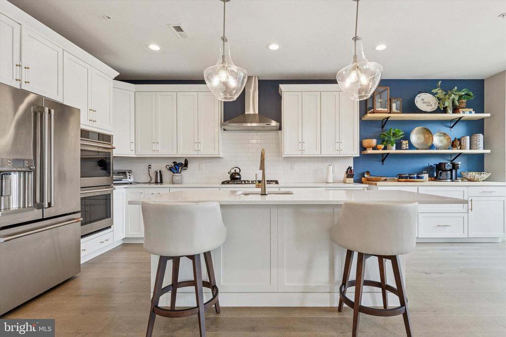 821 GREENWICH DRIVE