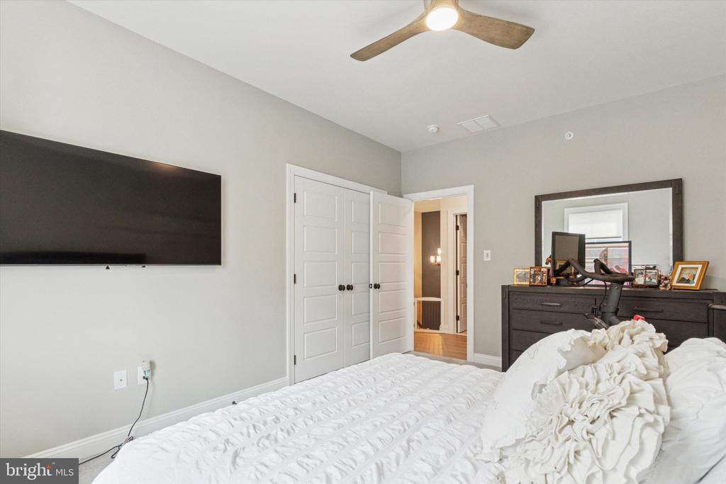 821 GREENWICH DRIVE
