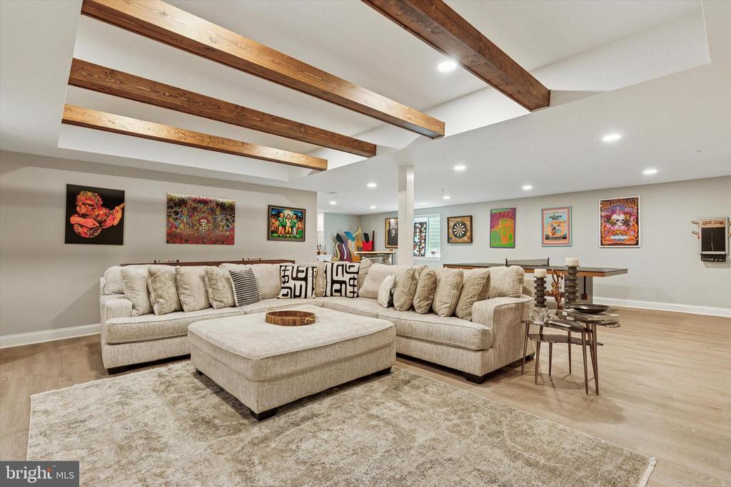 821 GREENWICH DRIVE