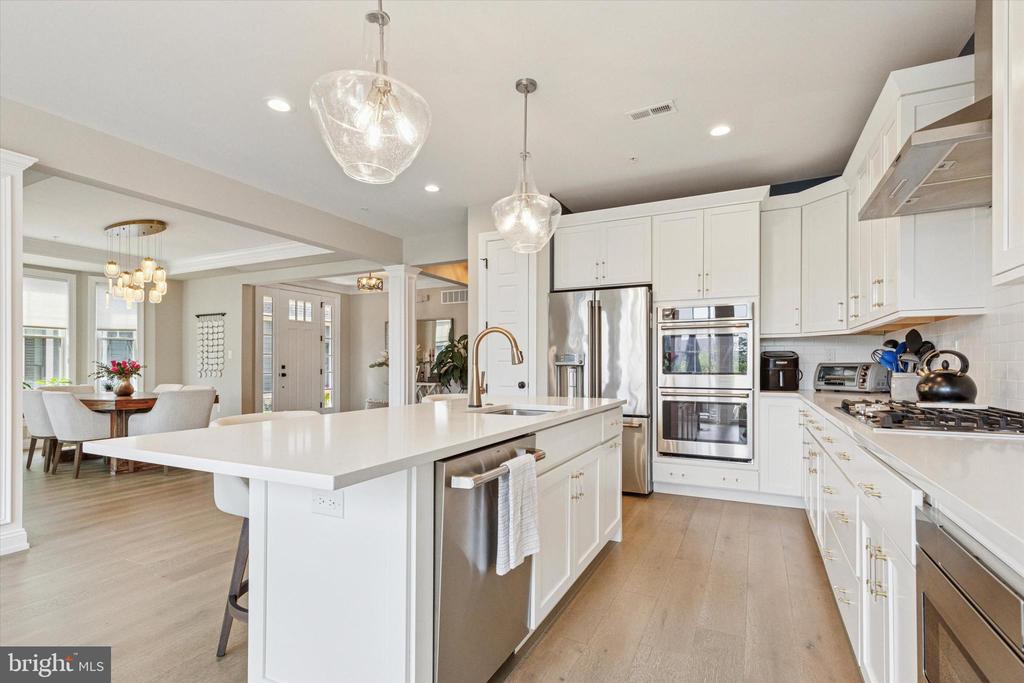 821 GREENWICH DRIVE