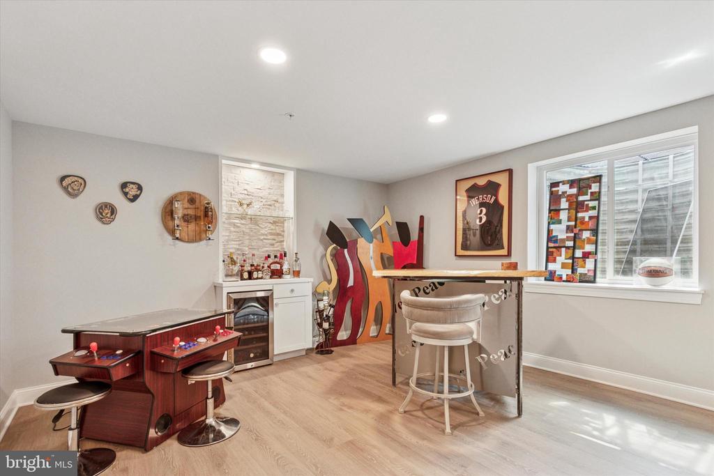 821 GREENWICH DRIVE