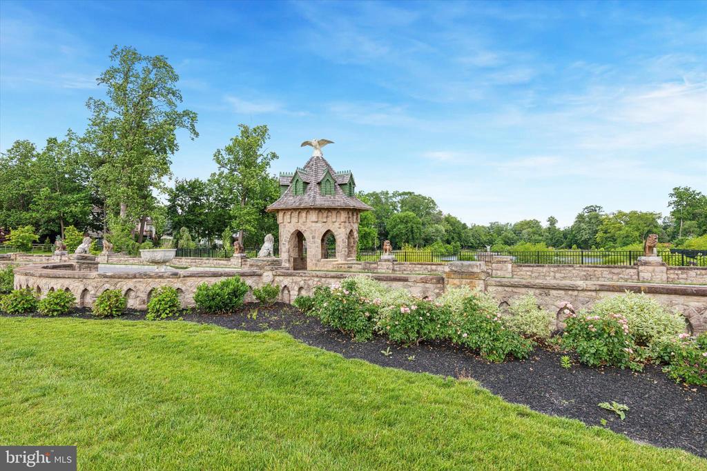 821 GREENWICH DRIVE