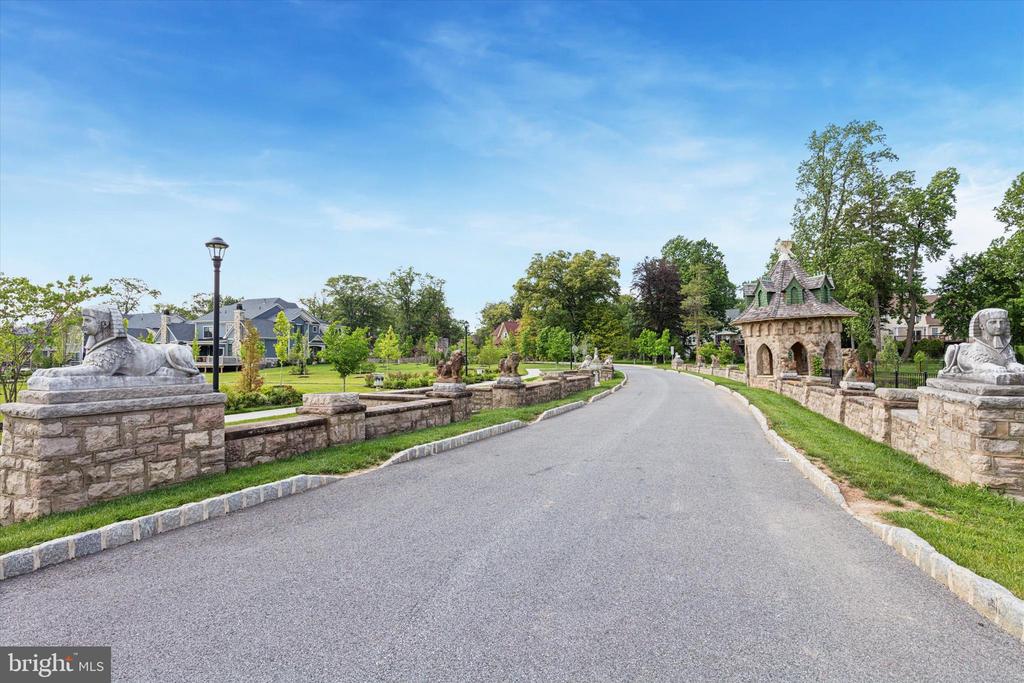 821 GREENWICH DRIVE
