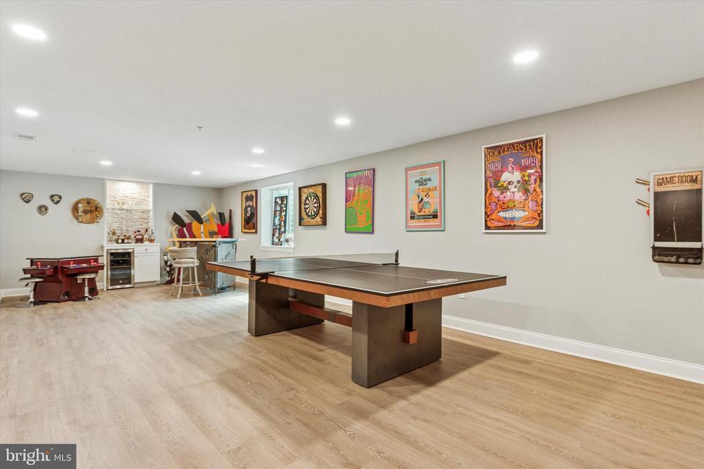 821 GREENWICH DRIVE
