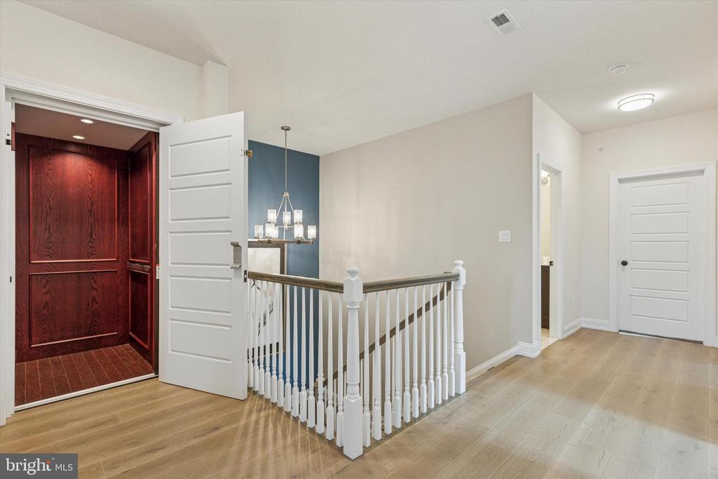 821 GREENWICH DRIVE